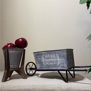 Farmhouse-style Tabletop Wheelbarrow Decor’